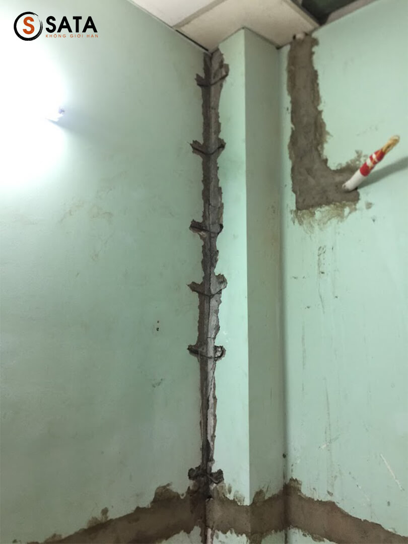 Sửa nhà, xử lý vết nứt tường giữa tường cũ và cột bê tông